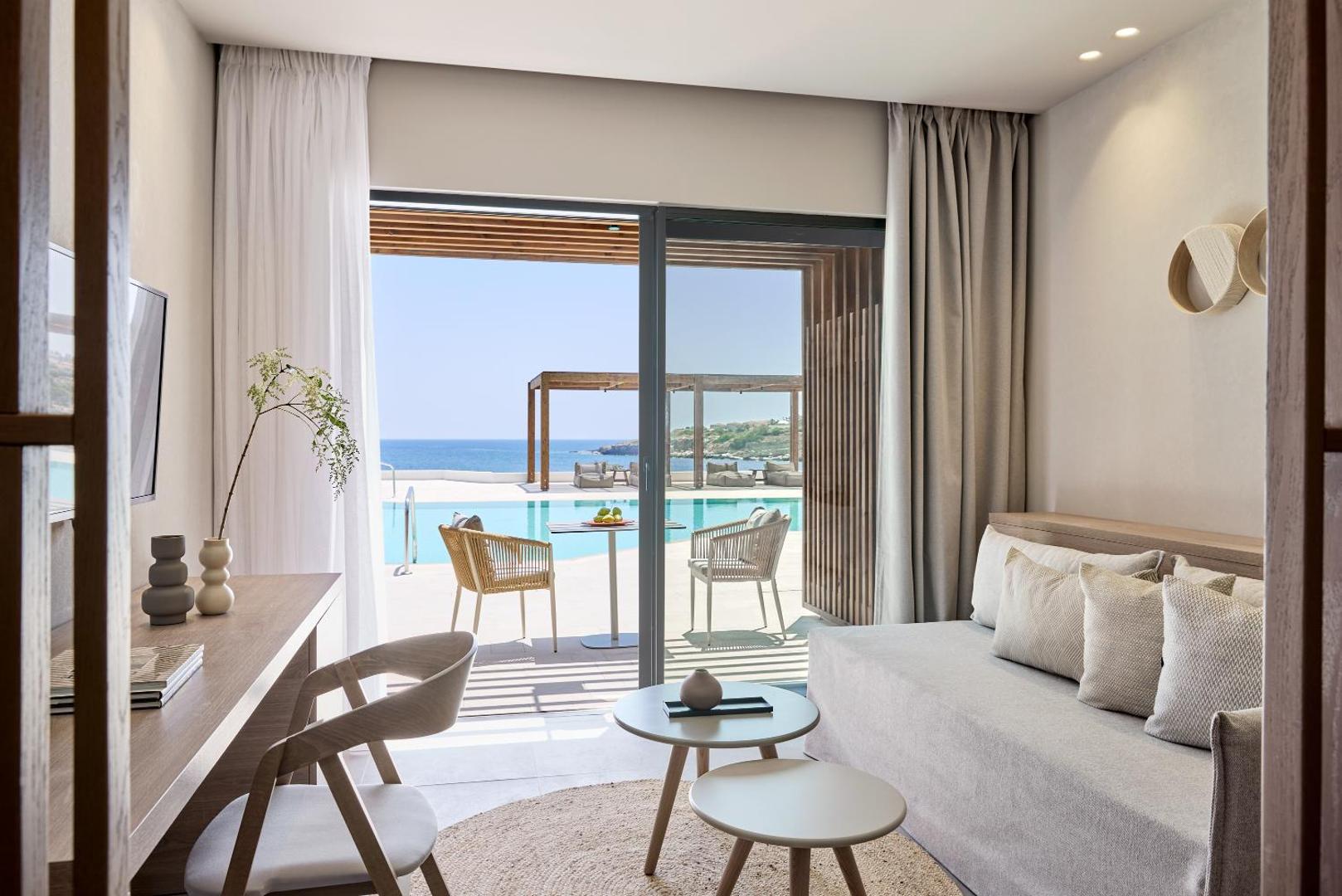 Elissa Lifestyle Resort numurs ar tiešu piekļuvi baseinam Rodā — atpūtas zona ar dīvānu un terasi pie ūdens