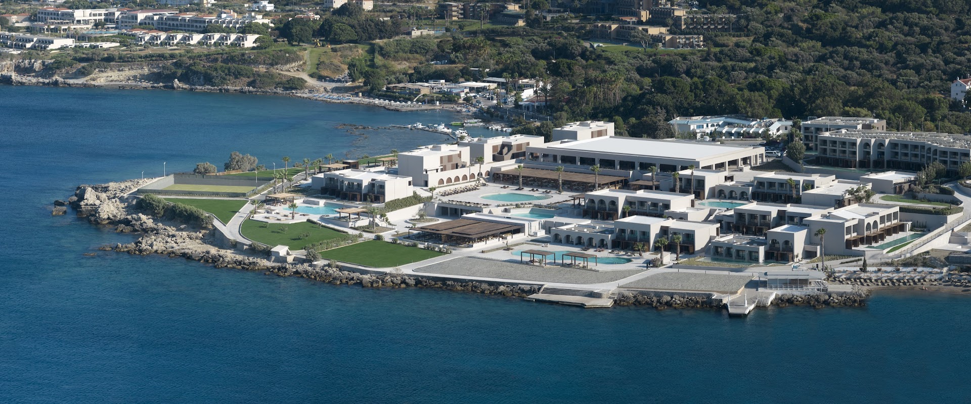 Elissa Lifestyle Resort panorāmas skats no putna lidojuma Rodas piekrastē — plaša teritorija ar vairākiem baseiniem, zālieniem un tiešu piekļuvi jūrai