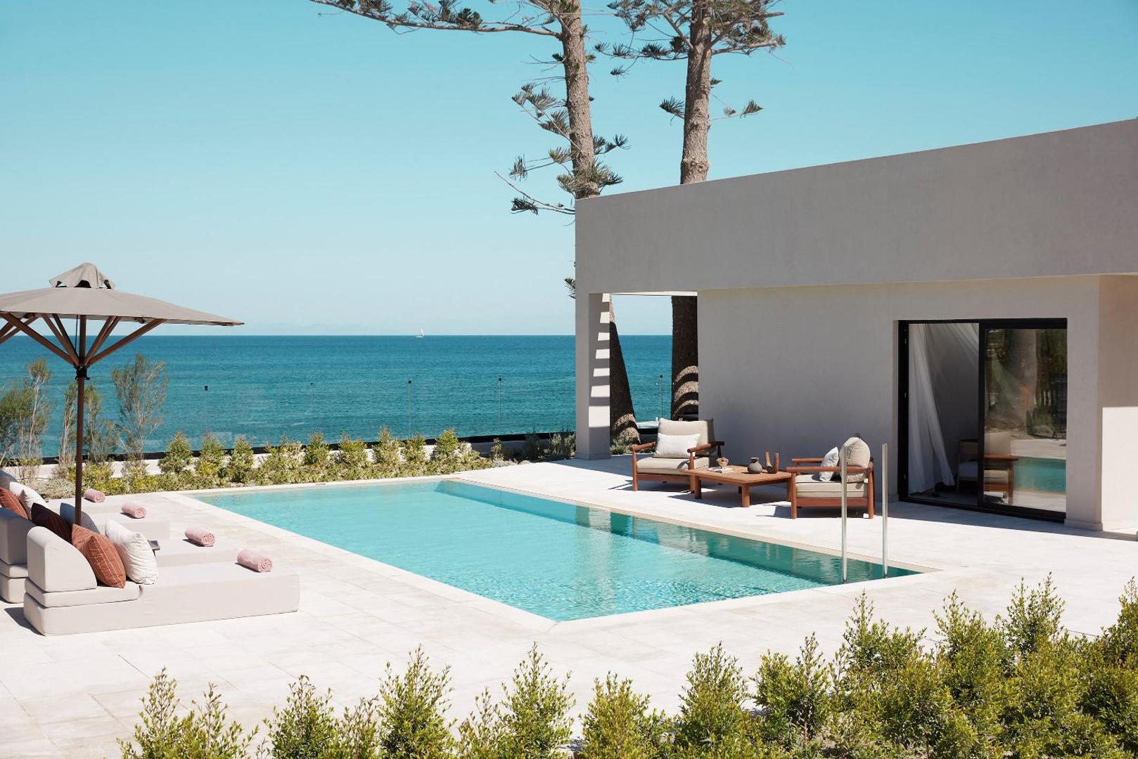 Elissa Lifestyle Resort numurs ar tiešu piekļuvi baseinam Rodas salā — privāta terase ar atpūtas krēsliem un skatu uz jūru