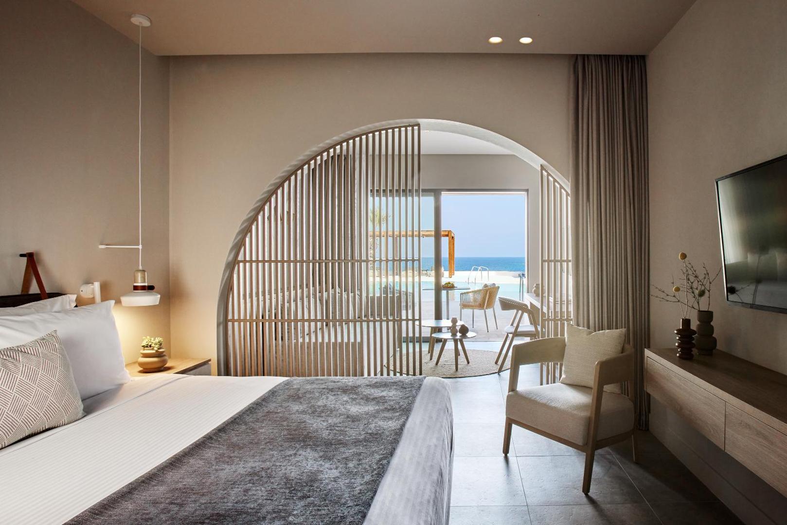 Elissa Lifestyle Resort plašs numurs ar atpūtas zonu un skatu uz baseinu — gaišs interjers ar modernām mēbelēm