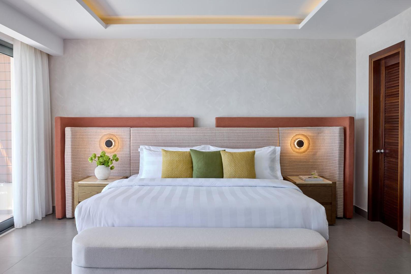 Boutique 5 Hotel & Spa numura interjers ar lielu divguļamo gultu, dizaina gaismekļiem un modernu iekārtojumu Rodas kūrortā