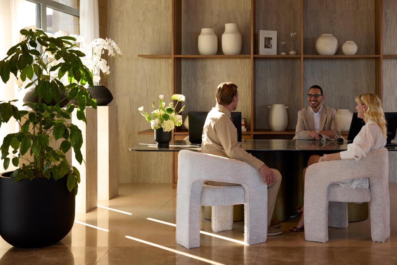 Viesnīcas Boutique 5 Hotel & Spa konsjerža serviss un viesu uzņemšanas zona ar modernu interjeru un personīgu apkalpošanu