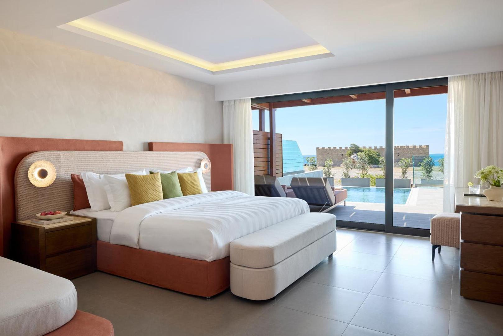 Boutique 5 Hotel & Spa plašs luksusa numurs ar terasi un privāto baseinu Rodas piekrastē — skats uz vēsturisku mūri un jūru