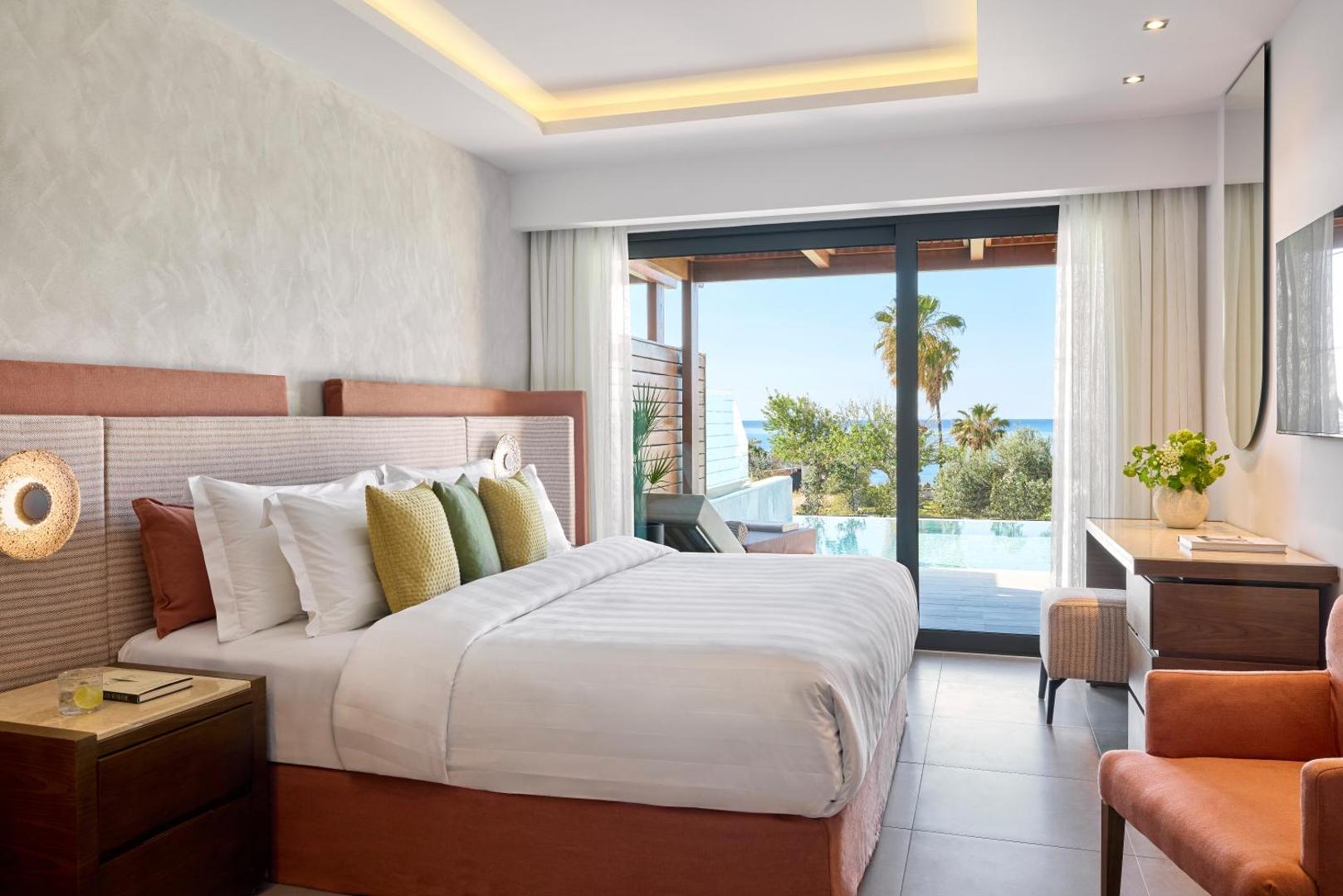 Boutique 5 Hotel & Spa numurs ar tiešu piekļuvi baseinam Rodā, Grieķijā — gaišs interjers ar skatu uz jūru un palmām