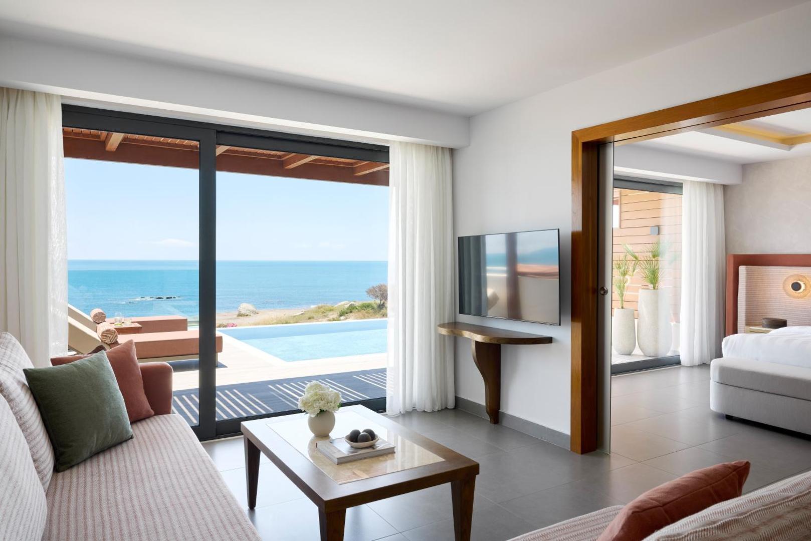 Boutique 5 Hotel & Spa viesistabas zona luksusa numurā ar skatu uz privāto baseinu un jūru Rodas salā, Grieķijā