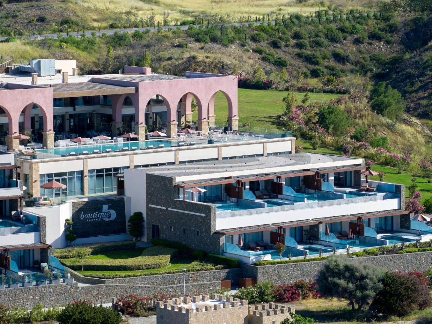 Boutique 5 Hotel & Spa Rodas salā — skats no augšas uz viesnīcas arhitektūru, numuriem ar privātiem baseiniem un terasēm