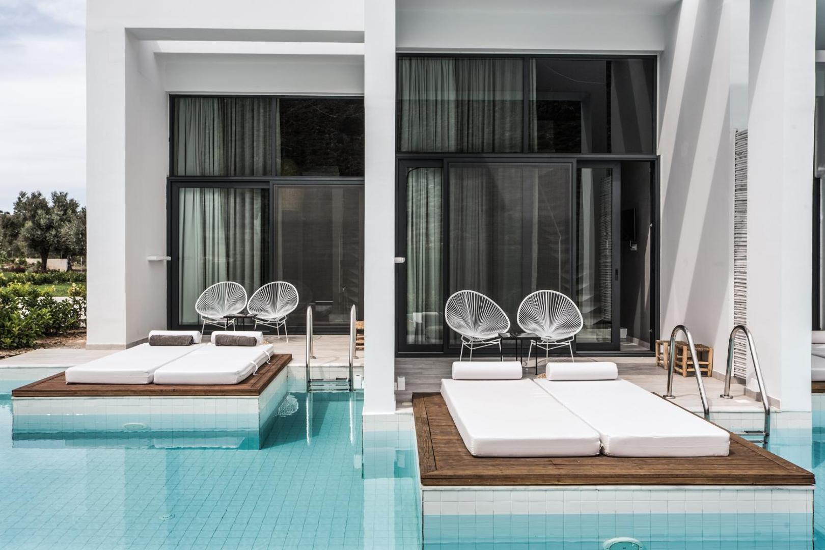 Casa Cook Rhodes numuri ar tiešu piekļuvi baseinam (swim-up), sauļošanās platformām un modernu balto arhitektūru Rodā.