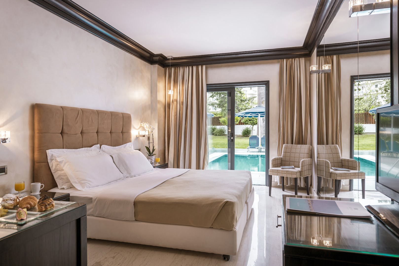 Mitsis Faliraki Beach Hotel & Spa numurs ar tiešu piekļuvi baseinam Rodas salā — gaišs interjers, divguļamā gulta un terase
