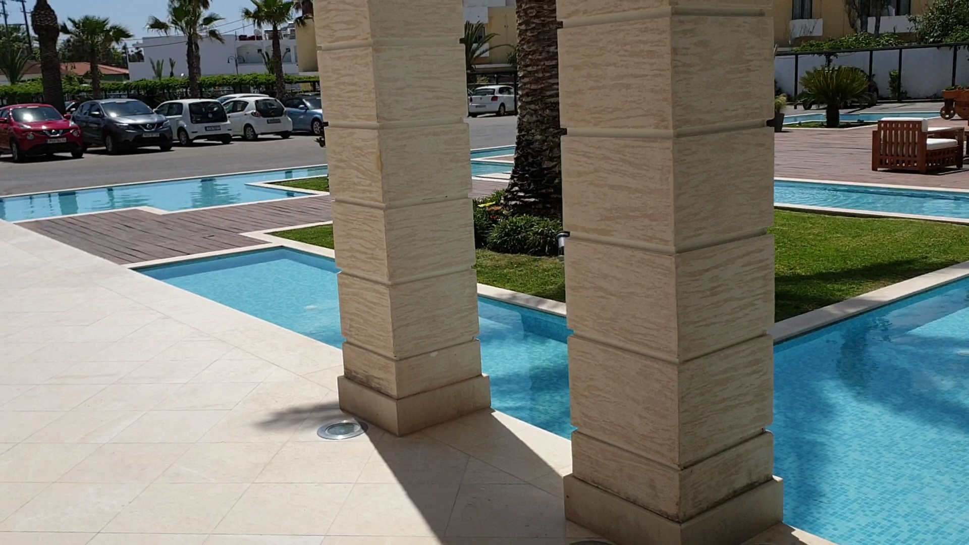 Mitsis Faliraki Beach Hotel & Spa dekoratīvie ūdens kanāli un kolonnas pie ieejas zonas Rodas kūrortā