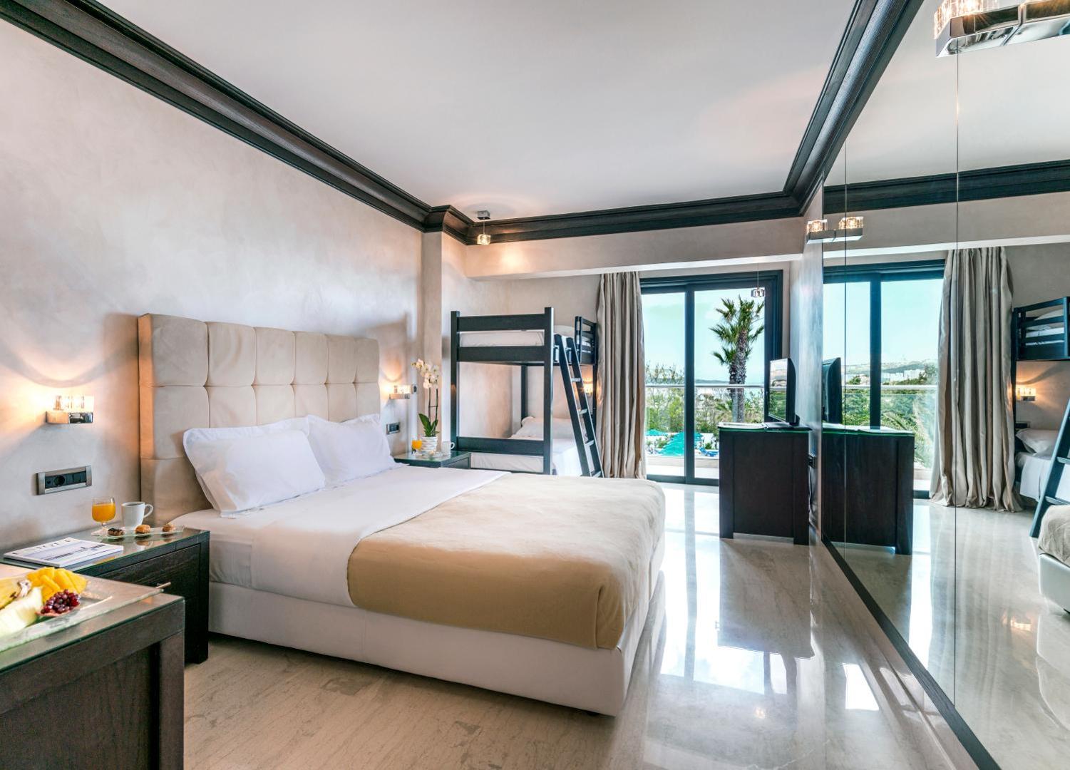 Mitsis Faliraki Beach Hotel & Spa ģimenes numurs ar divstāvu gultu bērniem un balkonu ar skatu uz dārzu