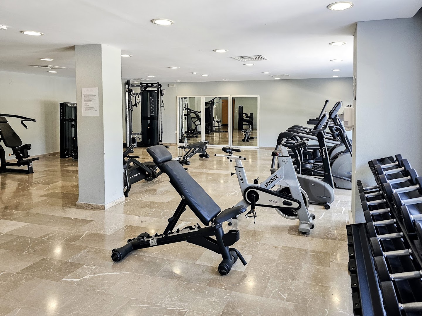 Esperides Beach fitnesa centrs ar moderniem trenažieriem, skrejceliņiem un brīvajiem svariem aktīvai atpūtai Rodā