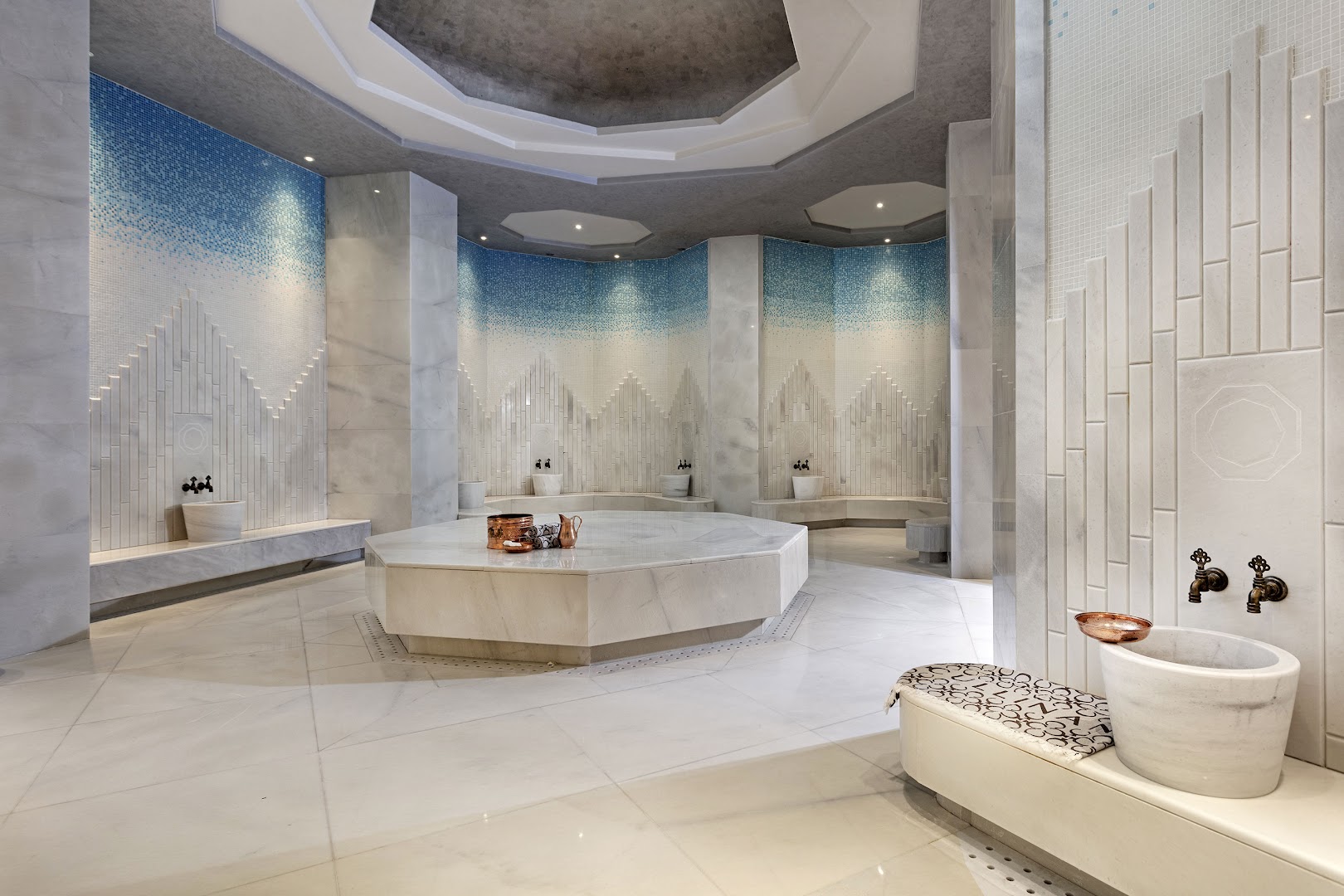 Tradicionāls turku hamams Cullinan Golf & Resort spa centrā ar marmora apdari, centrālo akmens platformu un dekoratīvām mozaīkām.