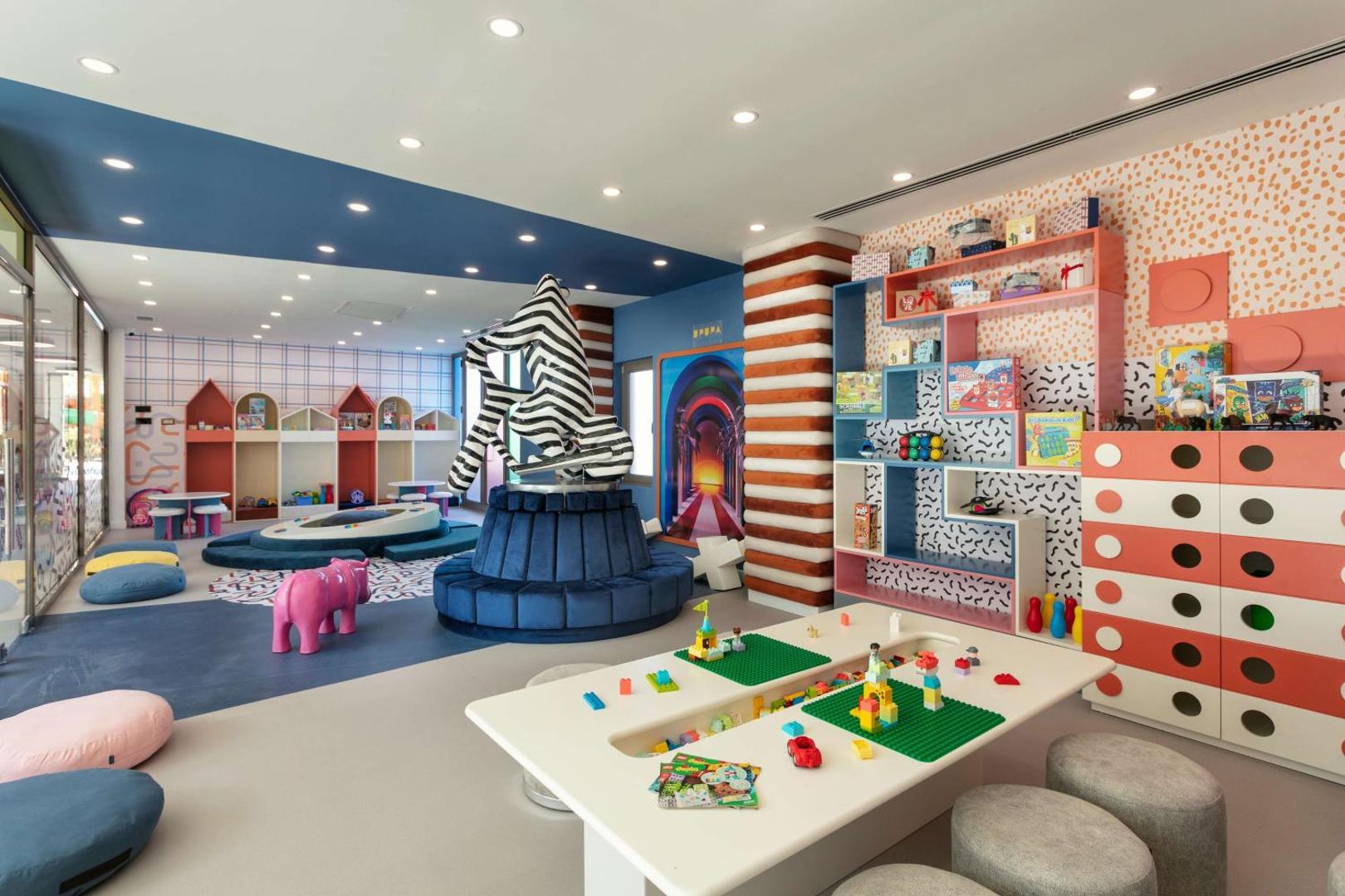 Krāsains bērnu klubs Cullinan Golf & Resort viesnīcā ar rotaļu zonām, Lego galdiem un radošām dekorācijām mazajiem viesiem.