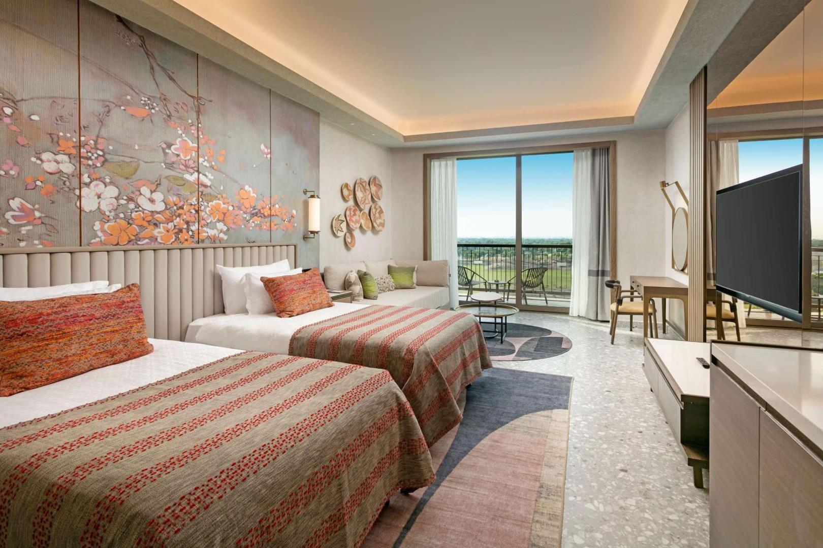 Cullinan Golf & Resort elegants numurs ar divām gultām, dekoratīvu sienas paneli un skatu uz dārzu caur lieliem logiem