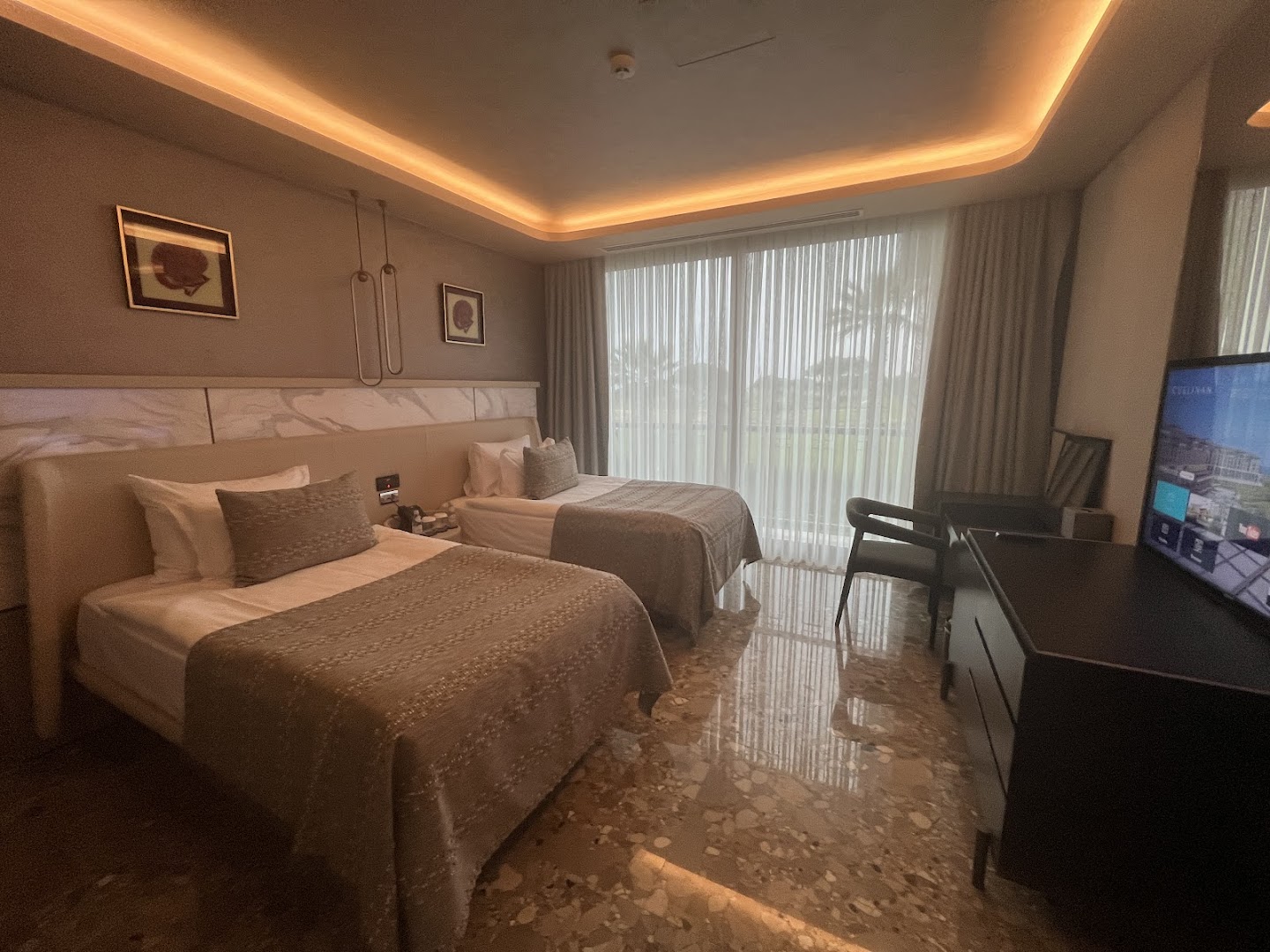 Cullinan Golf & Resort mājīgs numurs ar divām gultām, siltu apgaismojumu un marmora grīdu vakara noskaņās