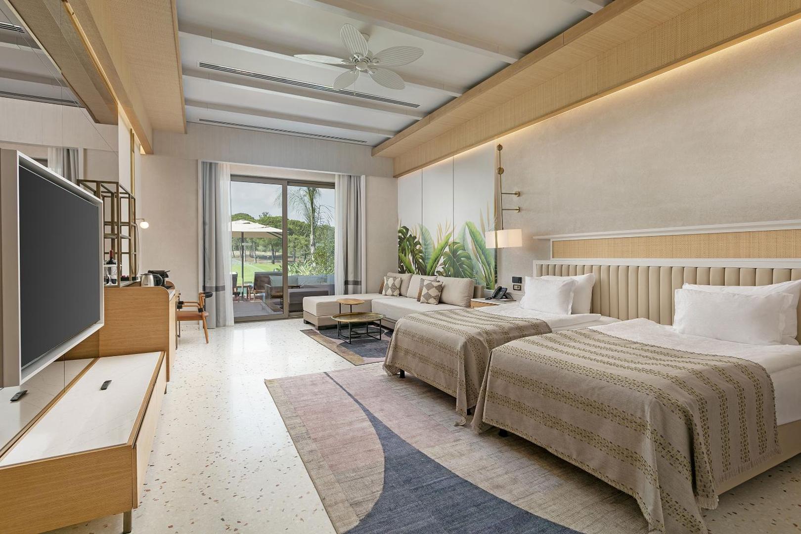 Cullinan Golf & Resort moderns divvietīgs numurs ar gaišu interjeru, atpūtas zonu un izeju uz terasi Belekā, Turcijā