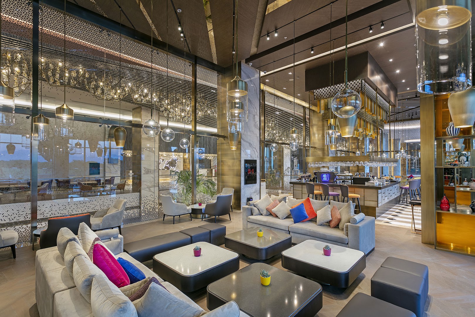 Cullinan Golf & Resort modernais lobby bārs ar mīkstajiem dīvāniem, dizaina gaismekļiem un plašu dzērienu izvēli Belekas kūrortā.