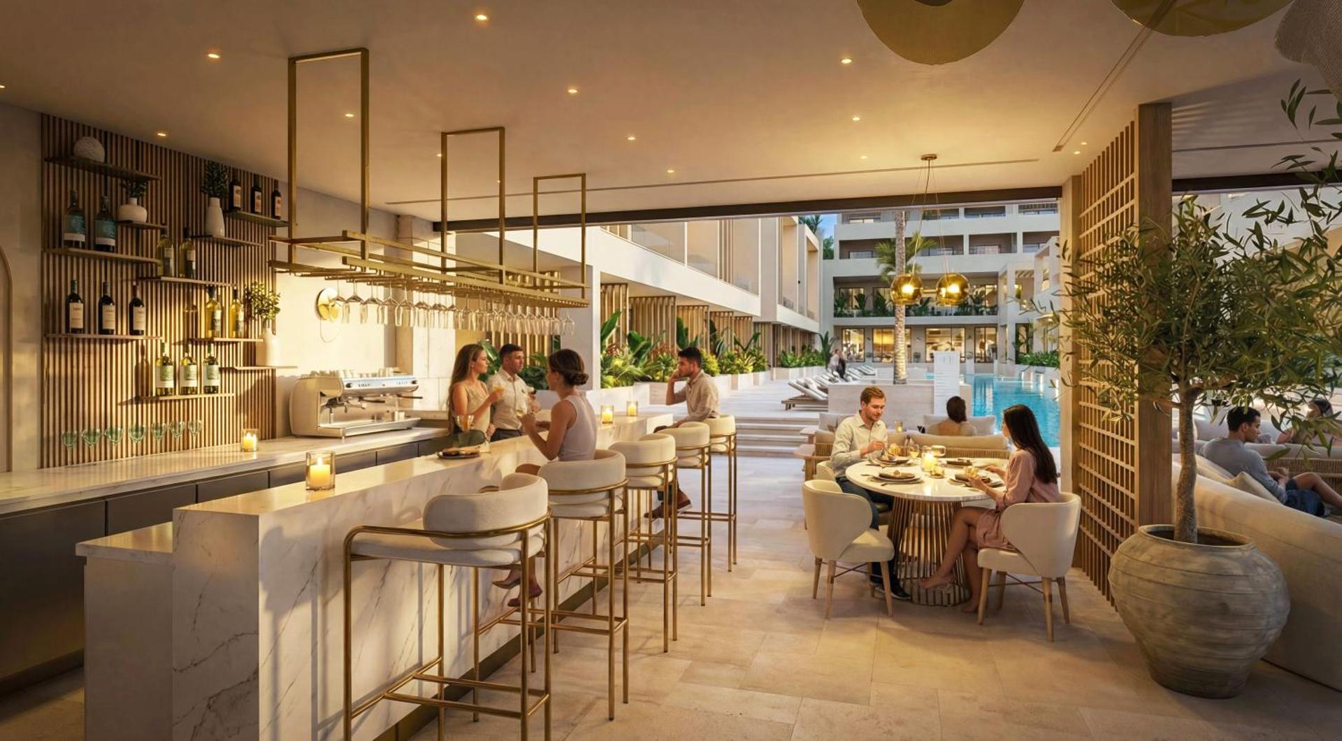 Alianthos Garden Hotel elegants āra bārs un restorāns vakarā ar skatu uz baseinu — izgaismota terase un moderna atpūtas zona