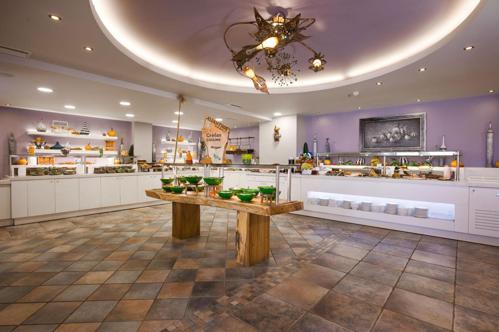 Alianthos Garden Hotel bufetes tipa restorāns ar plašu Krētas virtuves ēdienu izvēli un modernu interjeru