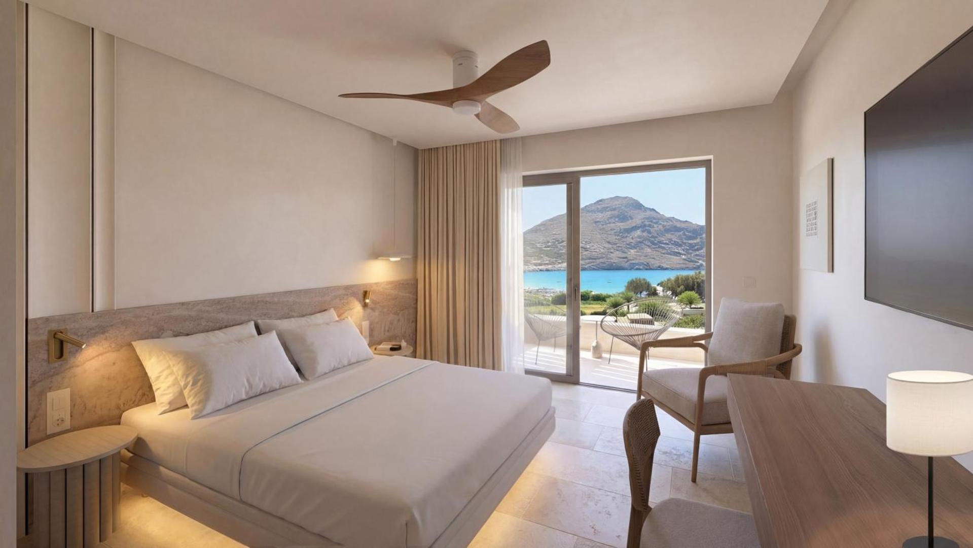Alianthos Estate Resort gaišs numurs ar skatu uz jūru un kalniem — liela gulta, balkons un dabisks apgaismojums