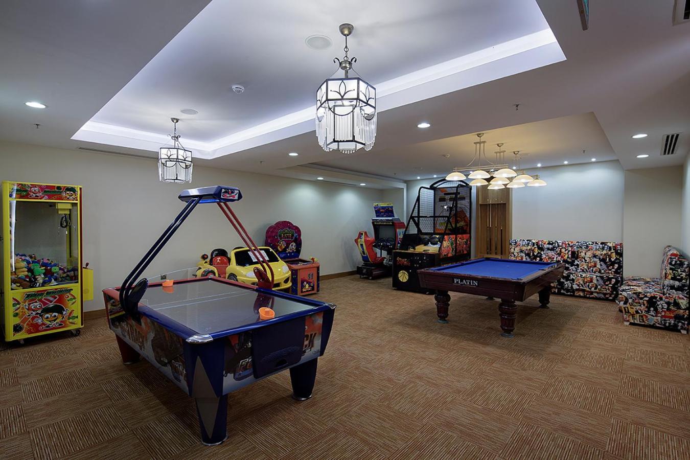 Alba Resort Hotel spēļu telpa ar gaisa hokeju, biljarda galdu un dažādiem spēļu automātiem bērniem un pieaugušajiem