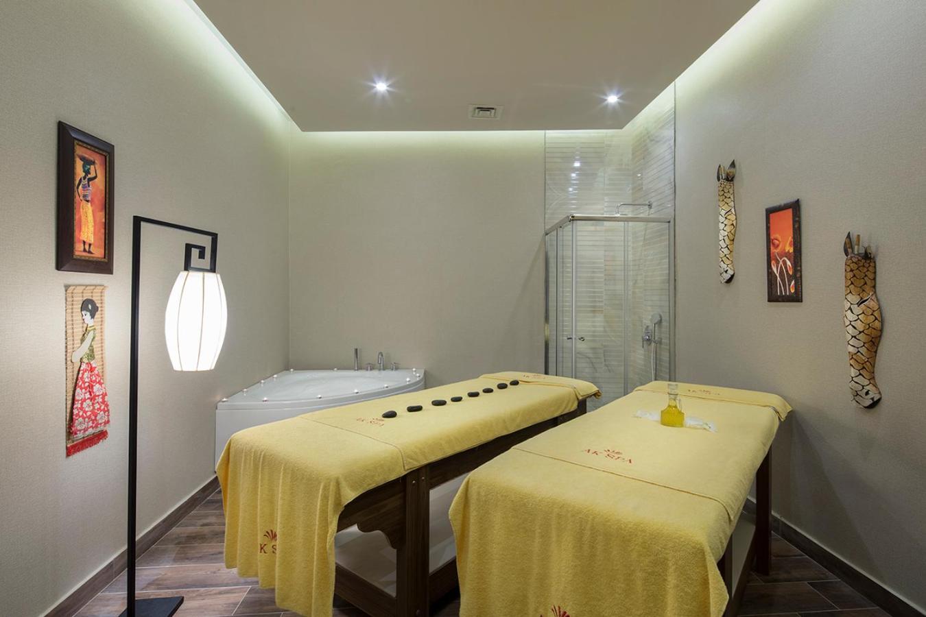 Aydinbey Queen's Palace & SPA masāžas telpa ar divām kušetēm, džakuzi un mājīgu apgaismojumu viesnīcas spa zonā