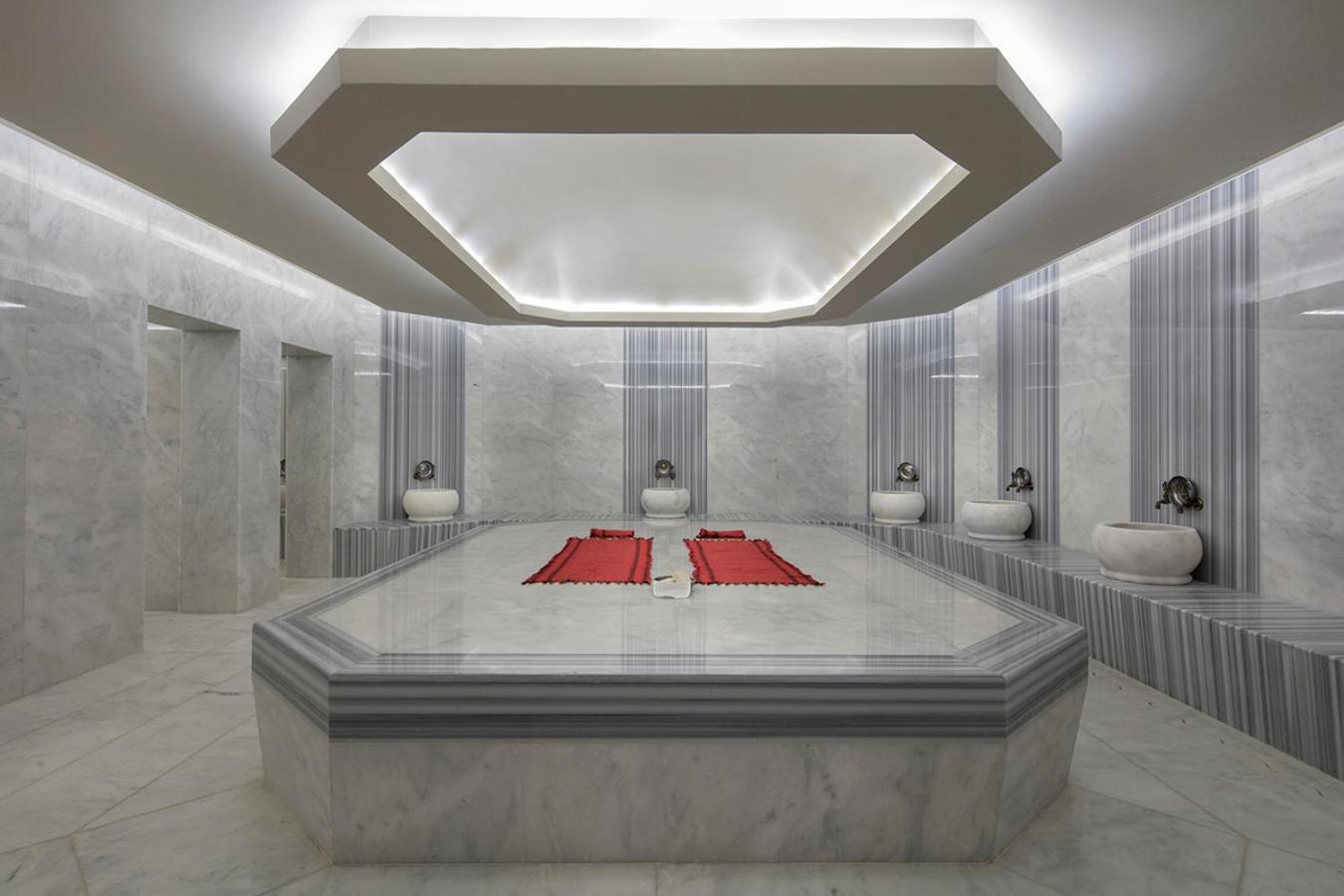 Aydinbey Queen's Palace & SPA tradicionālais turku hamams ar marmora apdari un centrālo akmens platformu viesnīcas spa centrā