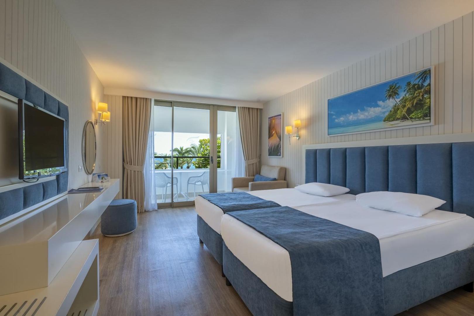 Mirada Del Mar Hotel gaišs divvietīgs numurs ar balkonu, ziliem akcentiem, televizoru un skatu uz dārzu Kemeras reģionā
