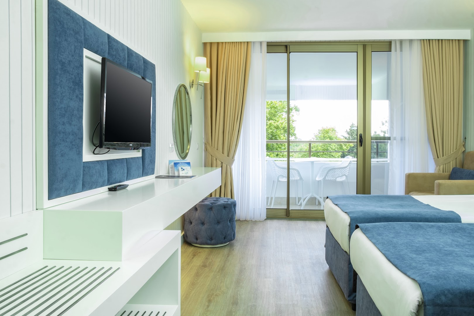 Mirada Del Mar Hotel numura atpūtas zona ar televizoru, spoguli un izeju uz balkonu Kemeras piekrastē