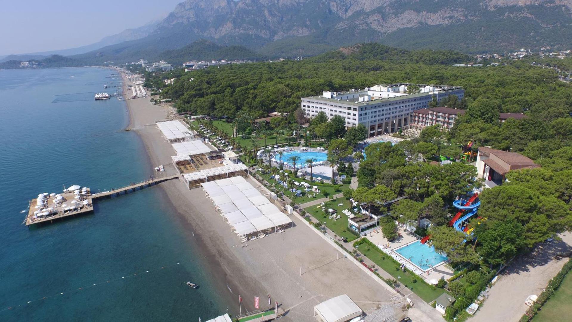 Mirada Del Mar Hotel teritorijas skats no augšas — bērnu baseins ar ūdens slidkalniņiem, galvenais baseins un pludmales līnija