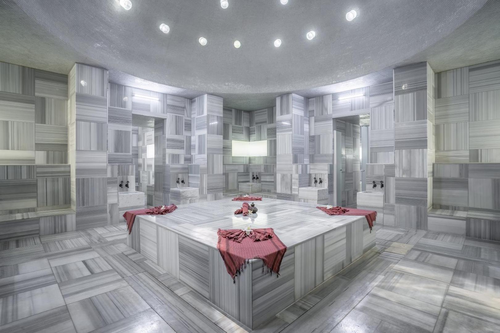 Mirada Del Mar Hotel tradicionālais turku hammam ar marmora apdari un centrālo akmens platformu spa centrā.