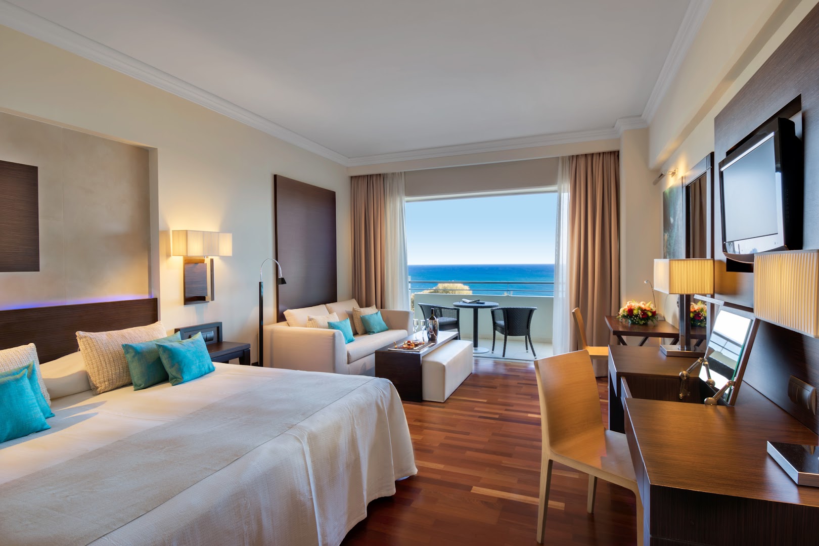 Elysium Resort & Spa elegants numurs ar koka grīdu, darba zonu un balkonu ar skatu uz jūru