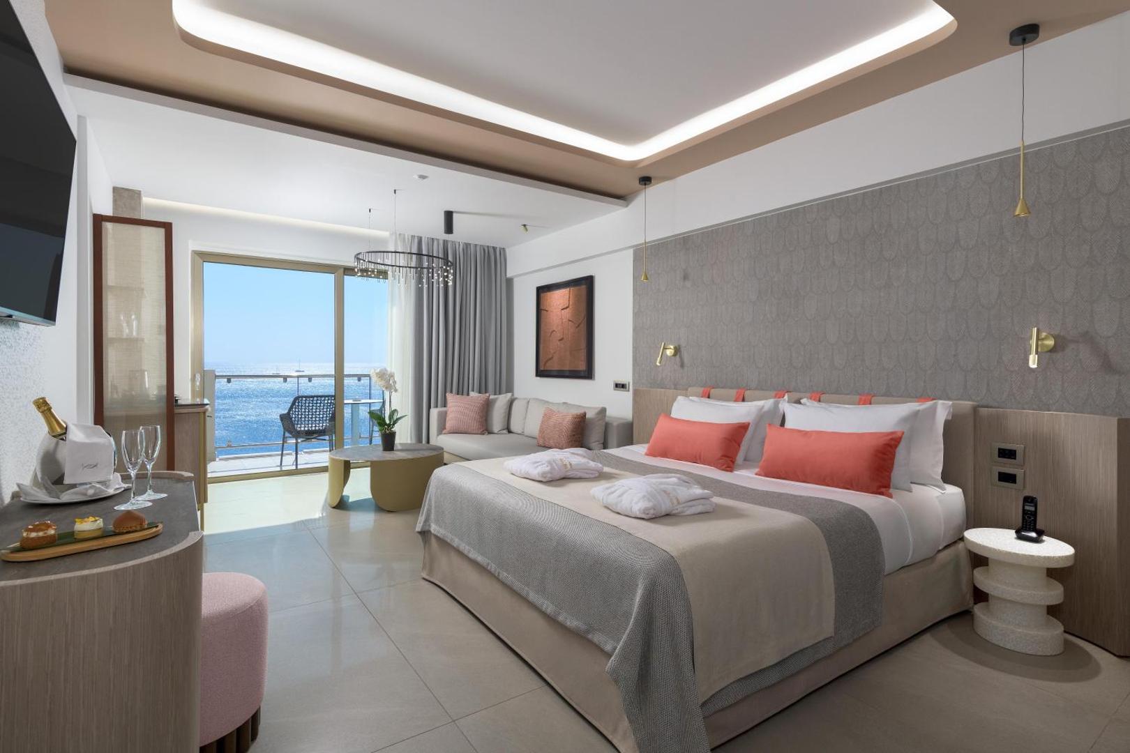 Elysium Resort & Spa moderns numurs ar skatu uz jūru Rodas salā — gaišs interjers, balkons un atpūtas zona