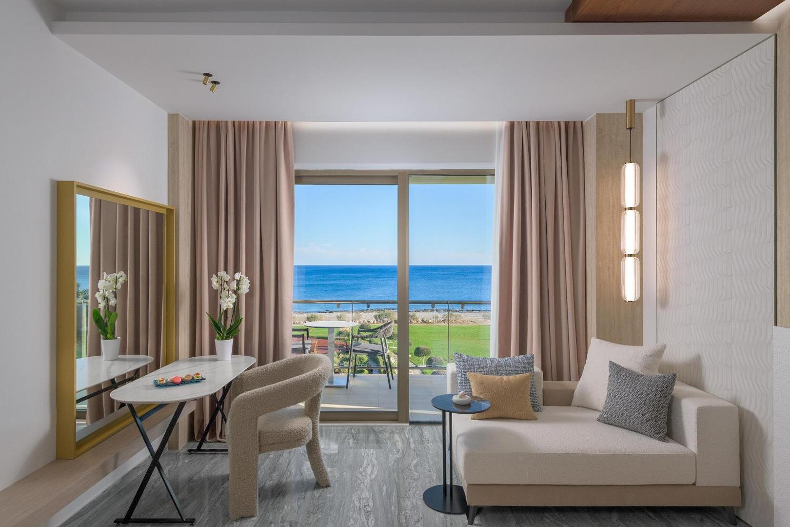 Elysium Resort & Spa numura atpūtas zona ar dīvānu un skatu uz Vidusjūru — Rodas sala, Grieķija