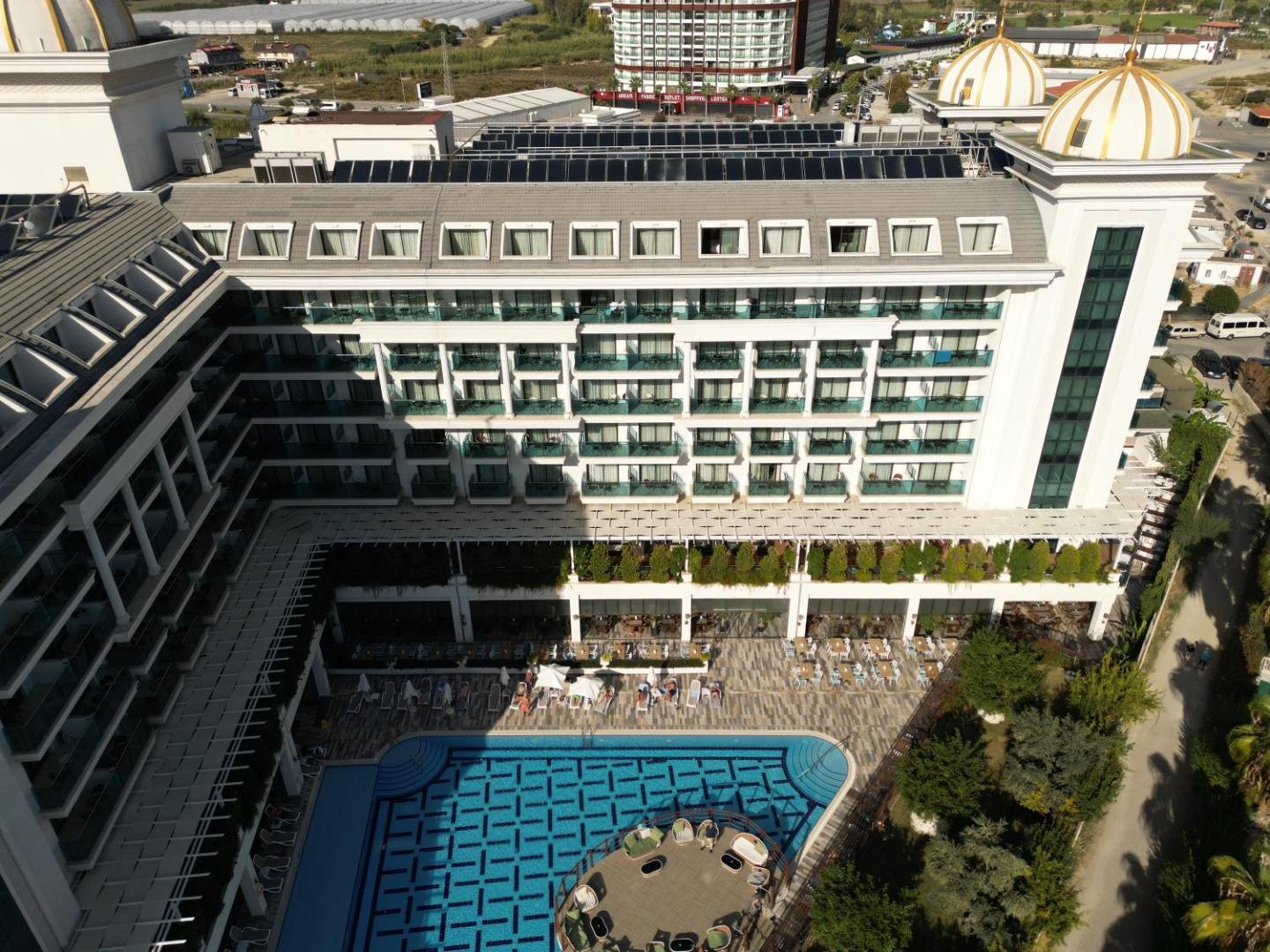 Castival Hotel ēkas skats no augšas ar āra baseinu un terasi Sidē, Turcijā — redzami numuru balkoni un atpūtas zona