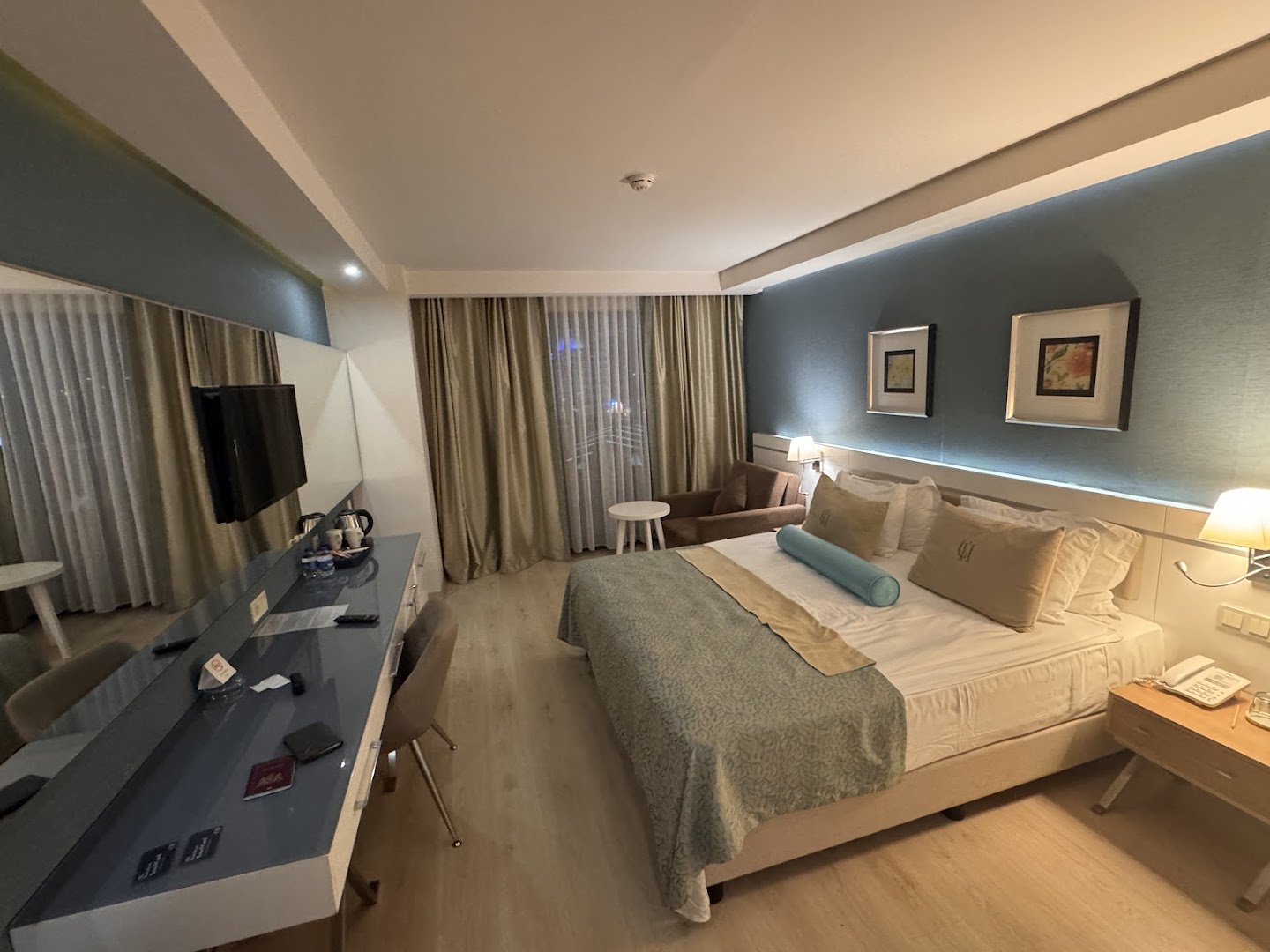 Castival Hotel plašs numurs ar lielu gultu, darba zonu un spoguli — mājīgs apgaismojums un elegants dizains Sides kūrortā