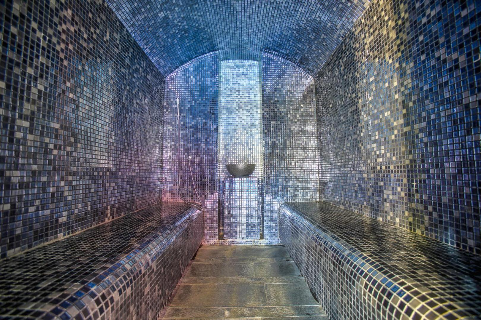 Q Premium Resort Hotel tvaika pirts ar zilām mozaīkas flīzēm un kupolveida griestiem — moderna spa procedūru telpa Alānijas reģionā