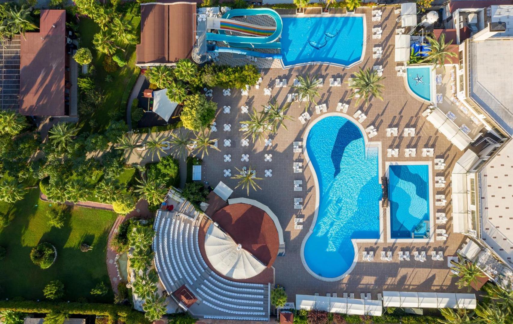 Aydinbey Famous Resort teritorijas skats no putna lidojuma — baseini, amfiteātris, dārzs un atpūtas zonas Belekas piekrastē
