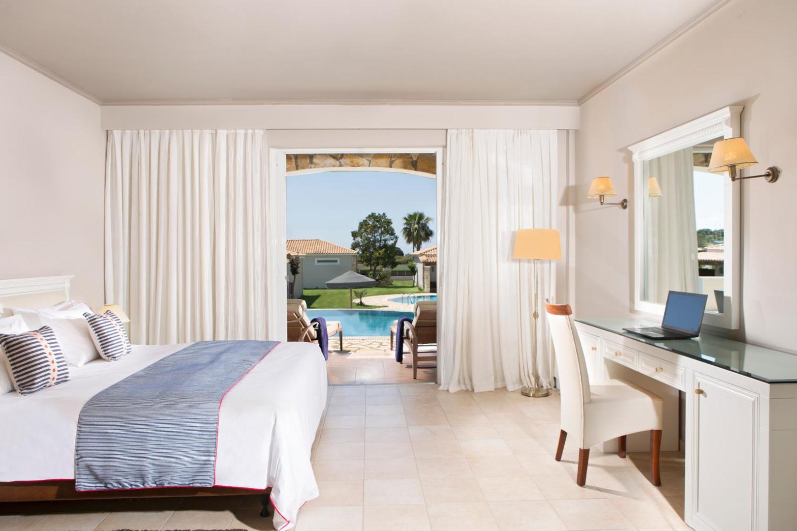 Olympia Golden Beach Resort & Spa gaišs numurs ar darba galdu un izeju uz terasi pie koplietošanas baseina Grieķijā