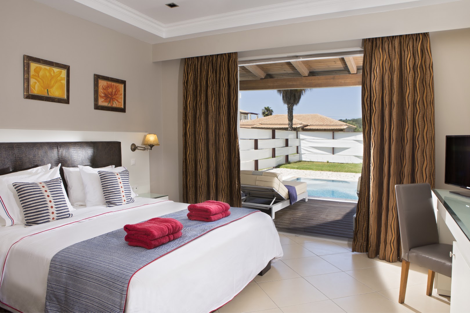 Olympia Golden Beach Resort & Spa numurs ar tiešu piekļuvi baseinam — guļamistaba ar divguļamo gultu un terasi Peloponēsā