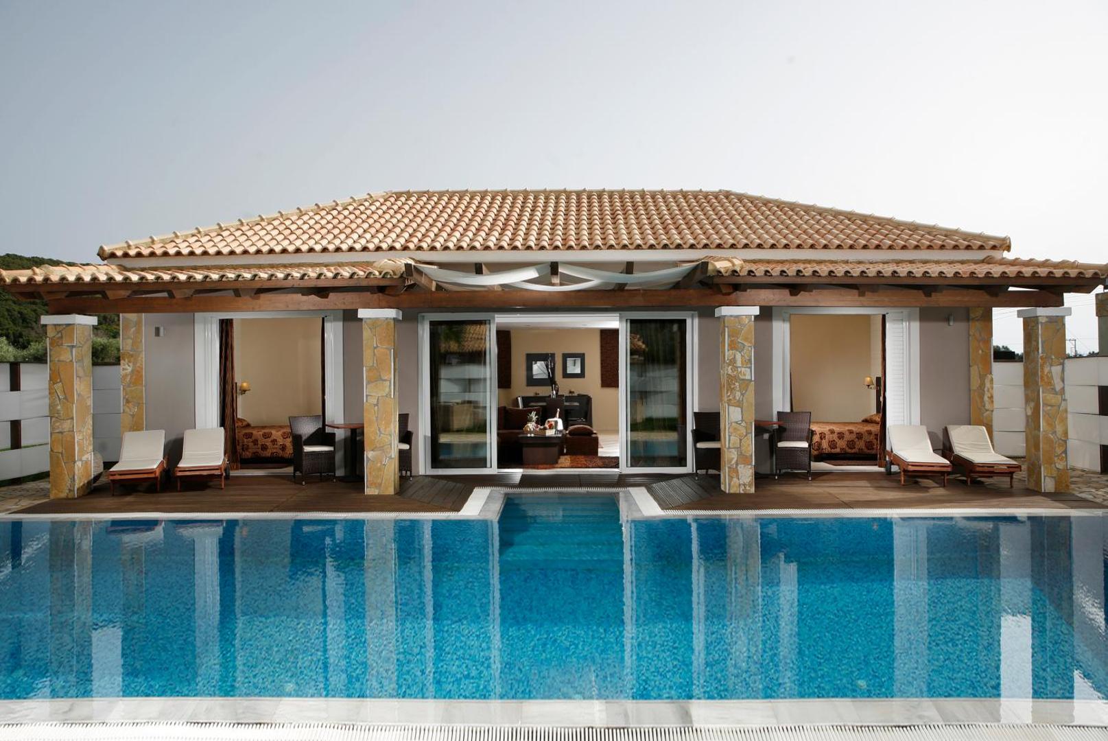 Olympia Golden Beach Resort & Spa luksusa bungalo ar privātu baseinu un terasi — skats uz atvērtām numura durvīm un sauļošanās krēsliem