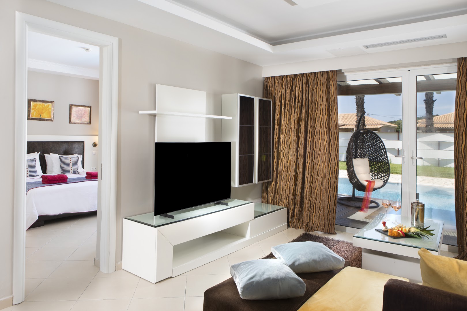 Olympia Golden Beach Resort & Spa plašs luksusa numurs ar viesistabas zonu, TV un skatu uz privāto baseinu un dārzu