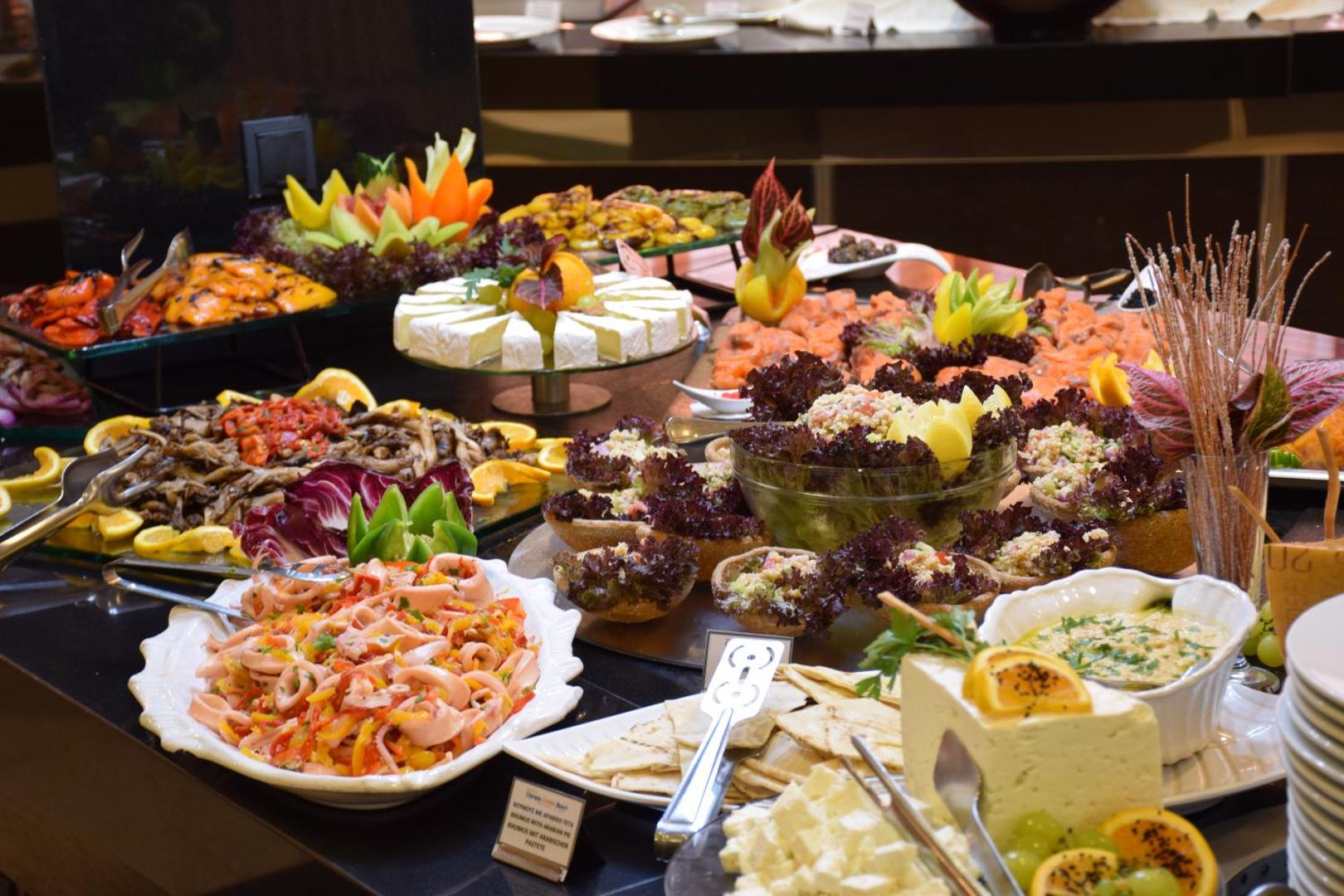 Olympia Golden Beach Resort & Spa bagātīga bufetes tipa brokastu un uzkodu izvēle ar jūras veltēm un sieriem