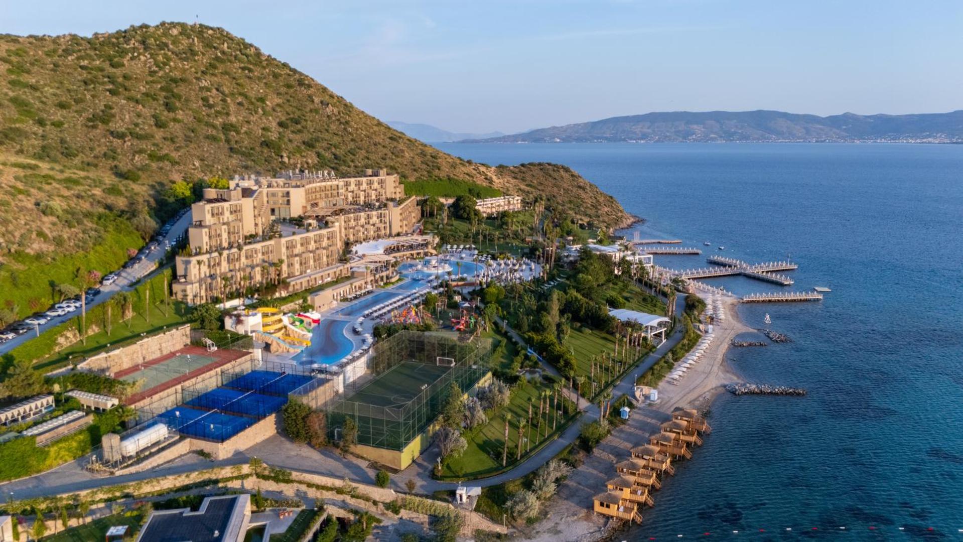 Kefaluka Resort panorāmas skats no putna lidojuma uz viesnīcas teritoriju, baseiniem, sporta laukumiem un privāto pludmali Bodrumā