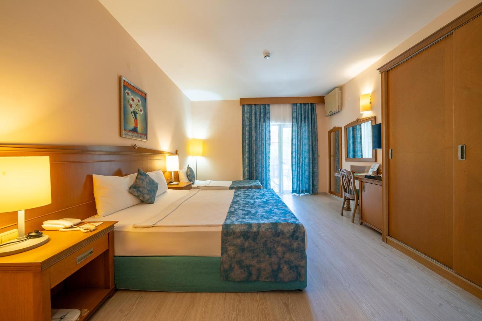 Anadolu Hotels Didim Club plašs ģimenes numurs ar divguļamo gultu, papildu gultu un koka mēbelēm Didimas reģionā