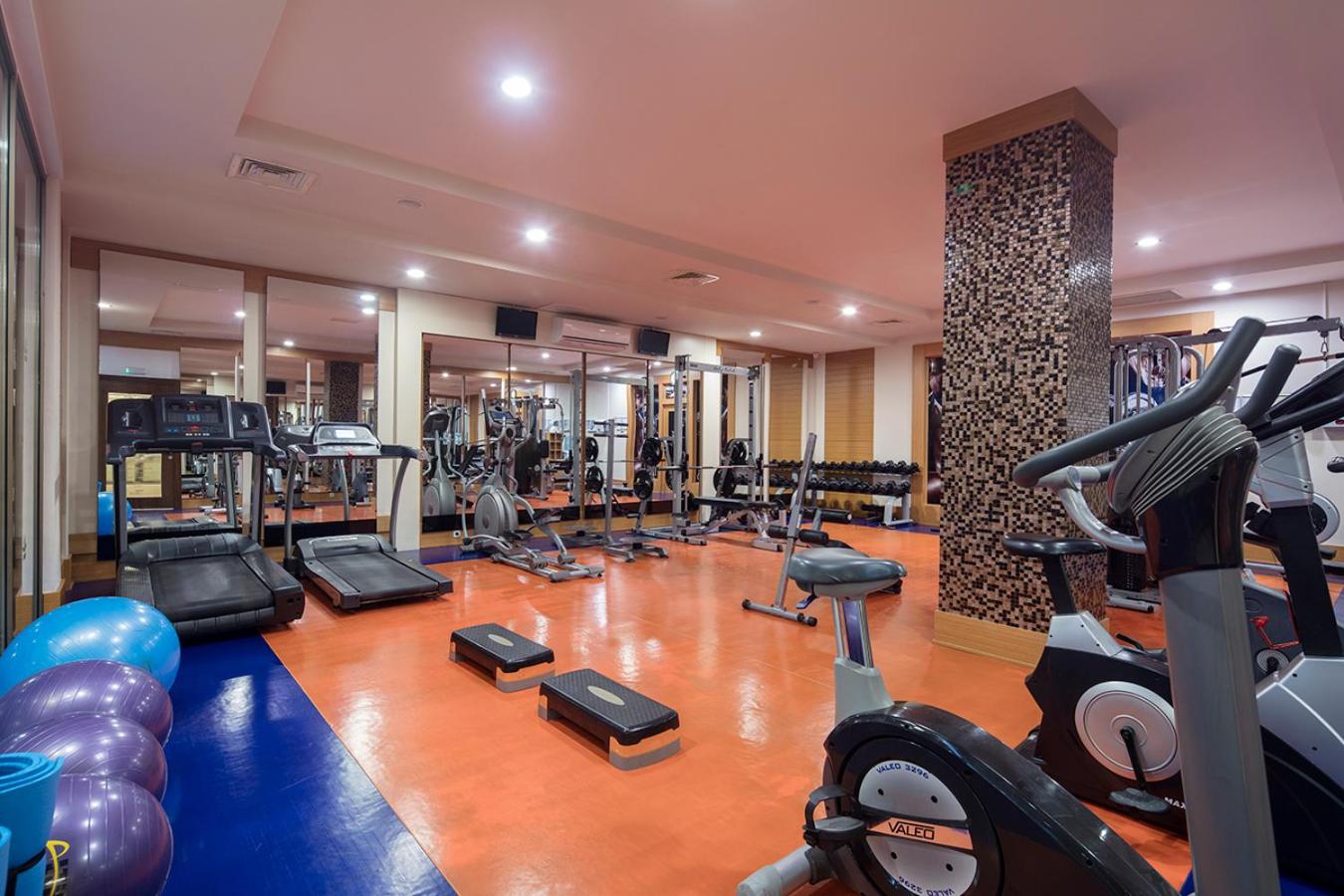Aydinbey Kings Palace moderns fitness centrs ar skrejceliņiem, velotrenažieriem un brīvajiem svariem sportiskām aktivitātēm