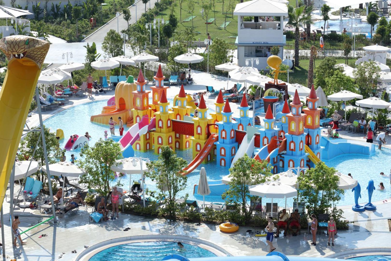 Sueno Hotels Deluxe Belek bērnu akvaparks ar krāsainu pili, slidkalniņiem un seklu baseinu mazuļiem Belekā