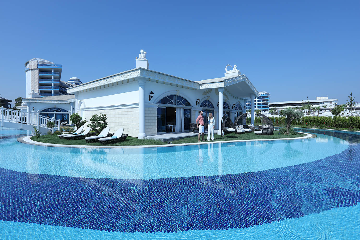 Sueno Hotels Deluxe Belek ekskluzīva villa ar tiešu piekļuvi baseinam, sauļošanās krēsliem un modernu arhitektūru Belekas kūrortā