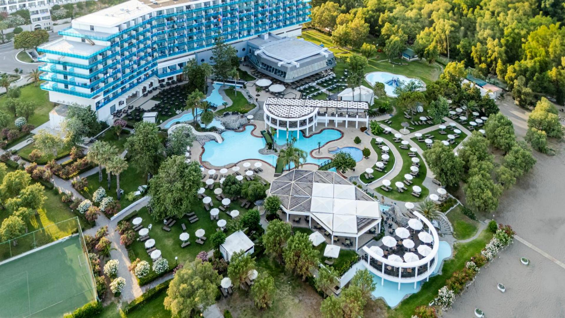 Calypso Beach viesnīcas teritorija no augšas Faliraki, Rodā — plaši āra baseini, dārzs ar atpūtas krēsliem un tieša piekļu...