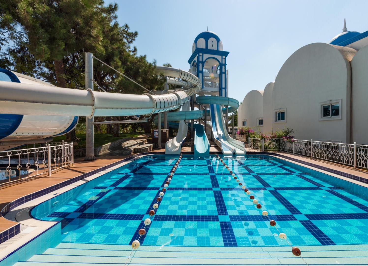Rubi Platinum SPA Resort & Suites ūdens atrakciju parks ar vairākiem slidkalniņiem un zilu flīžu baseinu bērnu izklaidei